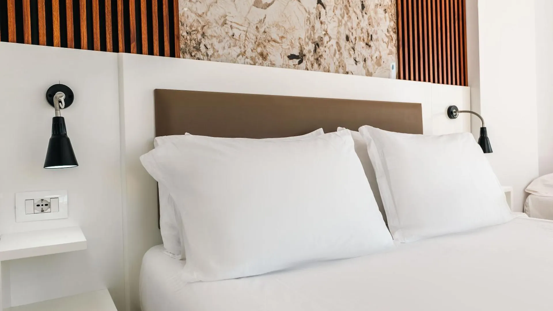 Helia Seaside Hotel Sarande 4*,